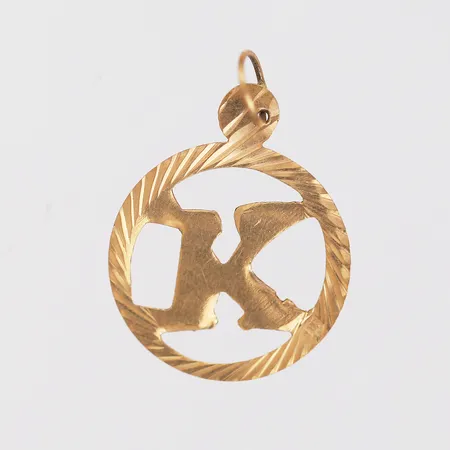 Hänge, "K", Ø18mm, 14K guld. Vikt: 0,6 g