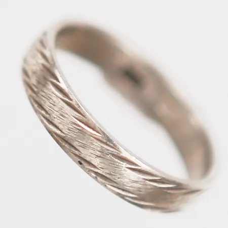 Ring, stl 17½, bredd 4mm, slitage, gravyr, silver.  Vikt: 2,6 g