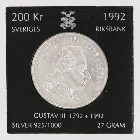 Minnesmynt "Gustav III 1792-1992" nominellt värde 200kr, Ø 36mm, silver, 27 gram, i plastetui. Vikt: 27 g