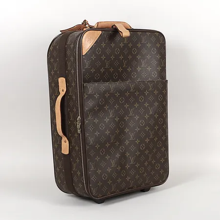 Resväska Louis Vuitton, Pegase 55, monogramcanvas med ljusa skinndetaljer, beslag samt dragkedja av guldfärgad mässing, fodrad, inredning samt ett fack med dragkedja, med tillhörande resegarderob, ytterfack, ca 58x37x19cm, dustbag och papperspåse, bruksslitage, mindre fläckar på skinndetaljer, märken.   Skickas med postpaket.