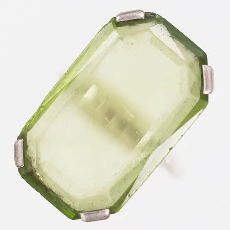 Ring med peridot ca 14,13ct, kraftigt slitage/repor, stl: 16¾, platina Vikt: 7,7 g