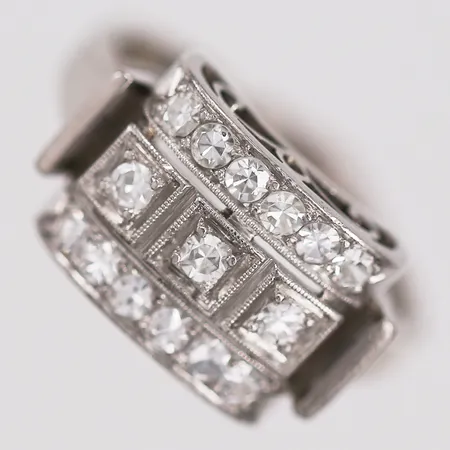 Ring med åttkantsslipade diamanter, totalt ca 0,30ct, tillverkad av Johan Pettersson Eftr Juvelerar AB, Stockholm, ca 1940-tal, stl: 16¼, 18K vitguld Vikt: 5,5 g