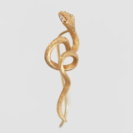 Ett udda örhängen OLE LYNGGAARD, Snake ear climber, märkt L för vänster öra,  briljantslipade diamantertotalt ca  0,01ctv, kvalitet ca TW(F-G)/VS, mått 28 mm, 18K guld, vikt 2,4 g, originaletui. Nypris 18'500:-