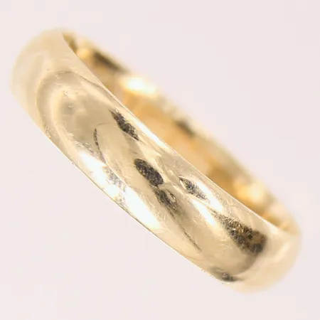 Ring, slätt, stl 21¼, bredd 5,4mm, gravyr, 14K Vikt: 3,2 g