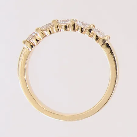 Ring med briljantslipade diamanter 5 x ca 0,20ct, kvalitet ca W(H)/P, stl: 18, bredd: 3,8mm, GHA, 18K  Vikt: 5,9 g