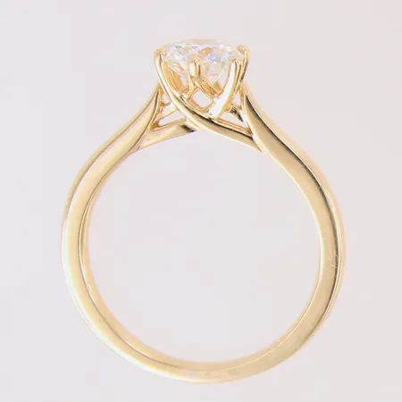 Ring med syntetisk diamant ca 1,00ct, stl: 18, bredd: 2,7-8mm, GHA, 18K  Vikt: 4,6 g