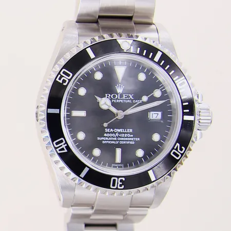 Herrur Rolex Oyster Perpetual Date Sea-Dweller, stål, automat, ref-nr: 16600, serie-nr: U847161,verk-nr: 3 8129486, kaliber: 3135, boett-nr: 16600, länk-nr: U9 93160A, Ø40mm, 9st monterade Oysterlänkar, ca år 1997, 2 extra länkbitar, ankare, manual, box, ytterkartong, saknar certifikat, repor.