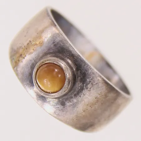 Ring med gul sten, stl: 18, bredd 5,1-10mm, silver 835/1000.  Vikt: 3,6 g