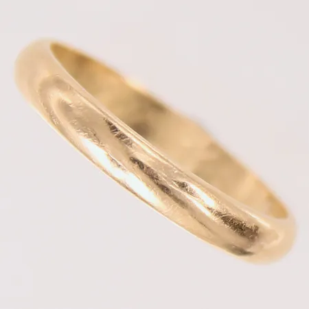 Ring, slätt, stl: 19½, bredd 3,4mm, gravyr, 18K.  Vikt: 4,2 g