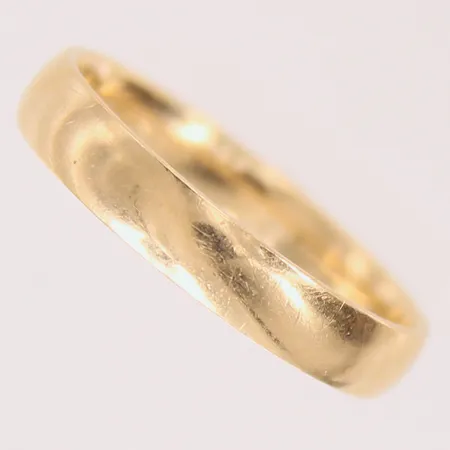 Ring, slätt, stl: 19¾, bredd 4mm, gravyr, 18K.  Vikt: 4,6 g