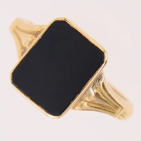 Klackring med onyx, stl: 22, bredd 3,5-14,5mm, 18K.  Vikt: 7,8 g