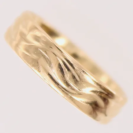 Ring med dekor, stl 16¼, bredd 5mm, gravyr, 18K  Vikt: 5,2 g