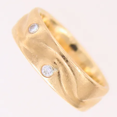 Ring med dekor samt diamanter 3 x ca 0,03ct, stl 15¾, bredd 6mm, gravyr, 18K  Vikt: 7,2 g