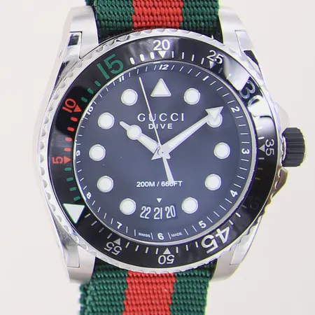 Herrur Gucci Dive, stål, quartz, ref-nr: 136.2, serienr: 17094997, datum, safirglas, tygband med viklås, manual, box