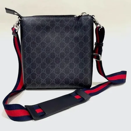 Väska Gucci GG supreme black small messenger bag, serie-nr: 523599/525941, ca 23,5x21,5x4cm  svart läder, kvitto Birger Jarlsgatan 2022, manualer, inga övriga tillbehör. 