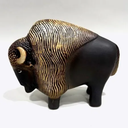 Figurin, Bisonoxe, Lisa Larson för Gustavsberg, limiterad upplaga på 2000 exemplar, såld på NK för WWF, stengods, höjd ca 18cm, längd ca 23cm, mindre tillverkningsfel  Skickas med postpaket.