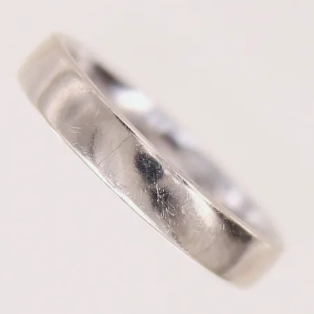 Ring, slätt, stl: 18¼, bredd 3,9mm, Safira, gravyr, behov av omrodiering, vitguld 14K.  Vikt: 4,4 g