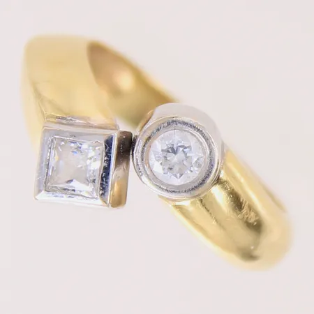 Ring med vita stenar, stl: 18½, bredd 4,3-13,3mm, urgrävd skena, vit/gult guld 18K.  Vikt: 7,1 g