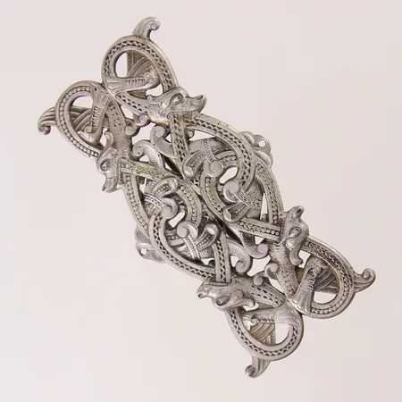 Brosch med dekor, 9x45mm, silver 830/1000 Vikt: 47,4 g