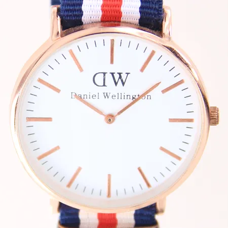 Herrur Daniel Wellington, guldfärgat stål, quartz, Ø40mm, tygband samt spänne med slitage, batteribyte krävs, repor på boett