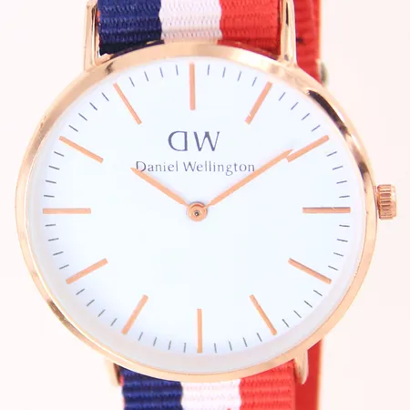 Herrur Daniel Wellington, guldfärgat stål, quartz, Ø40mm, tygband samt spänne med slitage, batteribyte krävs, repor på boett