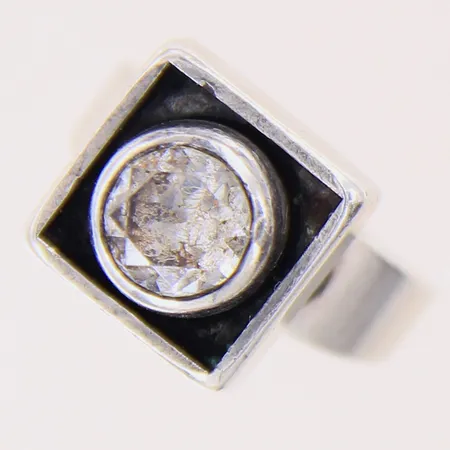 Ring med vit spinell, stl 16¾, bredd 3-12mm, ALTON, något skev skena, silver 830/1000 Vikt: 7,9 g