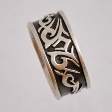 Ring i silver, stl 22¾, bredd 11mm, 925/1000, vikt 7,66g.