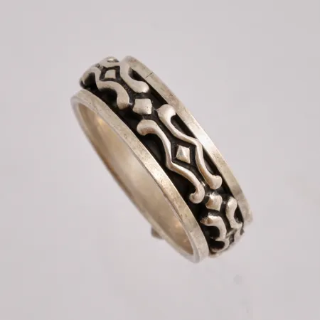 Ring i silver, inner ringen snurrar, stl 20¾, bredd 7,8mm, 925/1000, vikt 7,59g.