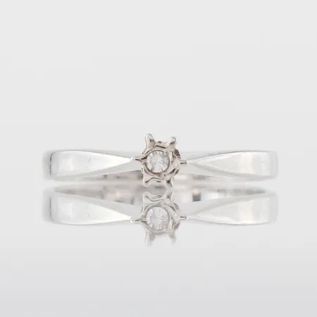 Ring med diamant ca 0,03ct, stl 16mm, bredd skena2,3mm, 18k vitguld Vikt: 2,1 g