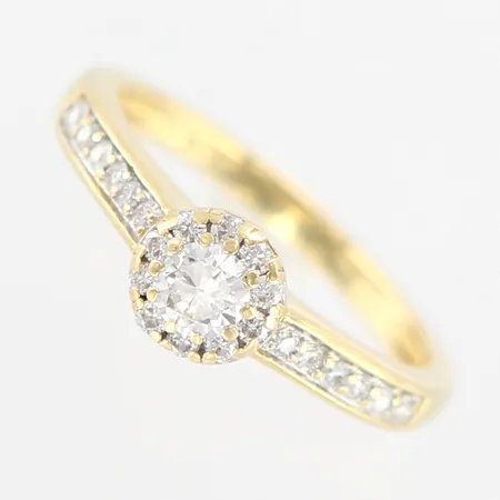 Ring, ca 23st diamanter, 0,37ctv, stl 16, bredd 2-6mm, GHA, 18K Vikt: 2,7 g