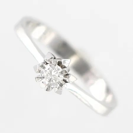 Ring, diamant 0,18ct enligt inskription, Wesselton(H)/VS, stl 17¾, bredd 3-6mm, vitguld, 18K Vikt: 2,8 g