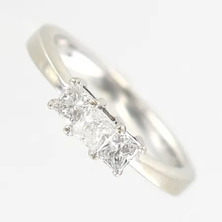 Ring, prinsesslipade diamanter, 3st x ca 0,20ct, stl 17, bredd 2-4mm, spricka i mittstenens rondist, TW(F-G)/piqué, 14K Vikt: 3,5 g