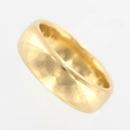 Ring slät, stl 16½, bredd ca 4mm, gravyr, 18K Vikt: 7,5 g