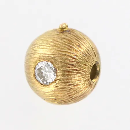 Lås Ole Lynggaard, räfflad yta, Ø11mm, diamant ca 0,16ct, öppningsbart, 18K  Vikt: 3,3 g