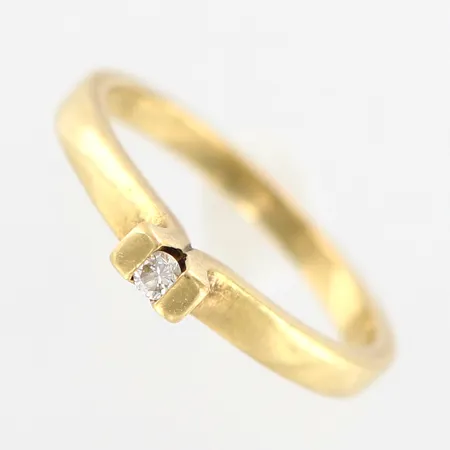 Ring med diamant ca 0,05ct, stl: 18¼, bredd: ca 2,5mm, 18K Vikt: 3,7 g