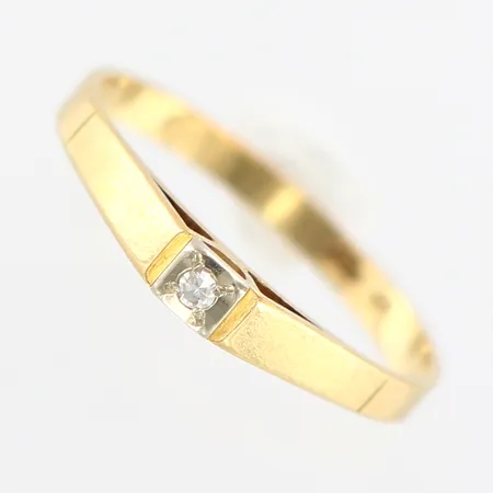 Ring med Diamant 0,03ct, stl: 18¾, bredd: ca 2-3mm, vitguldsfattning, 18K Vikt: 1,8 g