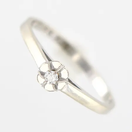 Ring vitguld med Diamant 0,03ct, stl: 17¼, bredd: 1,5-4,5mm, GFAB, år 1984, i behov av omrodiering, 18K Vikt: 1,6 g