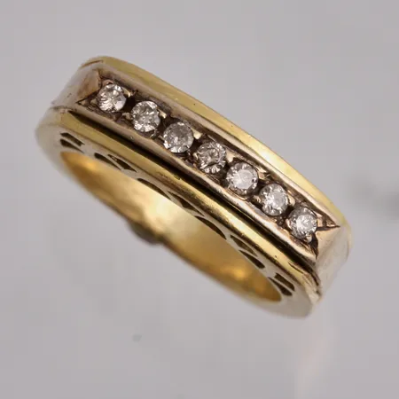 Ring i 18K guld/vitguld, stl 16½, bredd 3,3-5,8mm, höjd 4mm, 7st diamanter, ca 0,24ct, vikt 9,23g.