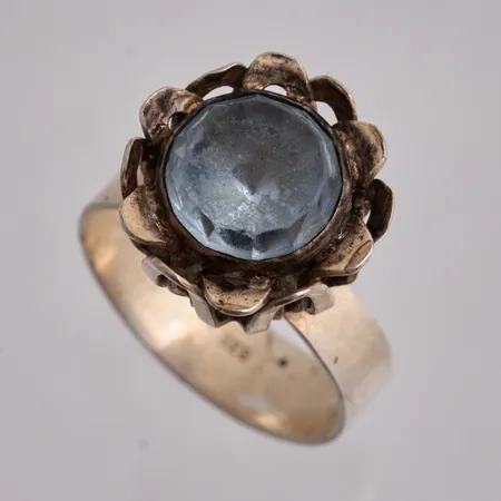 Ring i silver, stl 16¾, bredd 5,8-13,9mm, 1st ljusblå sten, mått Ø8,6mm, 835/1000, vikt 4,7g.