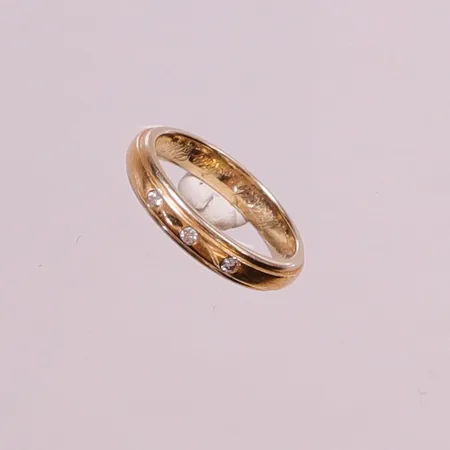 Ring, diamanter 3x ca 0,02, Ø17¼, bredd:4mm, gravyr, 18K 5,0g.