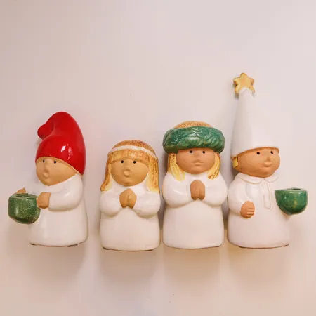 4 Figuriner "Adventsbarn", Lisa Larson för Rörstrand, höjd ca 9-17cm, ur serien Adventsbarn (1 med lagad stjärna), signerade Lisa L. Skickas med postpaket.