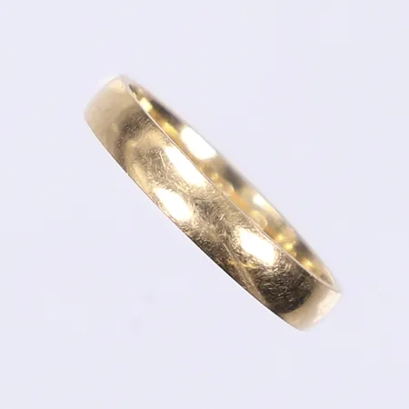 Ring, slät, stl 17¾, bredd 3,5mm, gravyr, 18K Vikt: 3,4 g