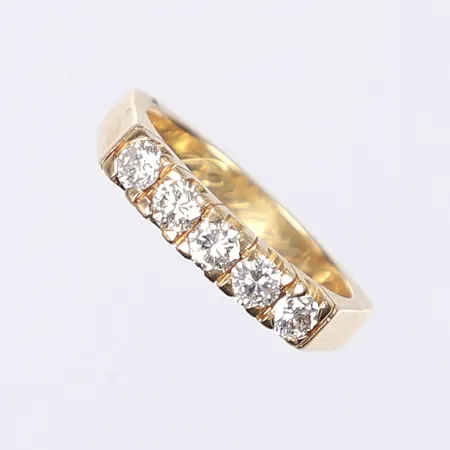 Ring med diamanter 5x ca 0,15ct, stl 17¾, bredd 4mm, gravyr, 18K Vikt: 6 g