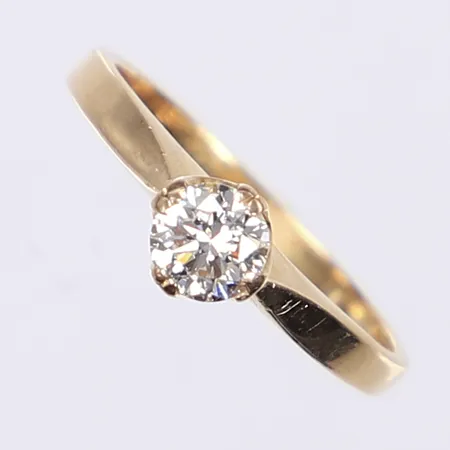 Ring med diamant 0,48ct W/SI enl. gravyr, stl 17¼, bredd 2-5mm, slitage, en klo i fattning defekt, 18K Vikt: 2,9 g