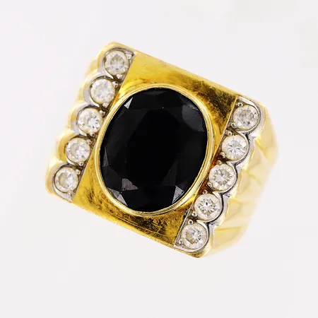 Ring, svart/vita stenar, stl 20¾, bredd 5-16mm, 18K, bruttovikt 10,7 gram. Vikt: 10,7 g