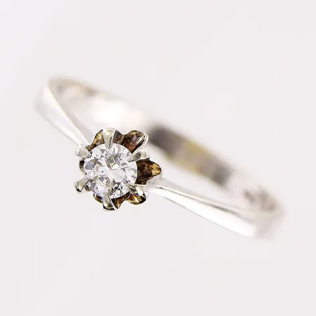 Ring, diamant 0,16ct enligt gravyr, stl 18½, bredd 1-5mm, vitguld, 18K.  Vikt: 2,2 g