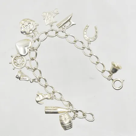 Armband med 11 berlocker, längd 18½ cm, länkens bredd 7 mm, silver. Vikt: 22,9 g