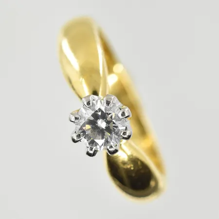 Ring med diamant0,50 ct, W/P, stl 17½, bredd 3-5 mm, gravyr, gulguld med fattning i viguld, 18K. Vikt: 5,3 g