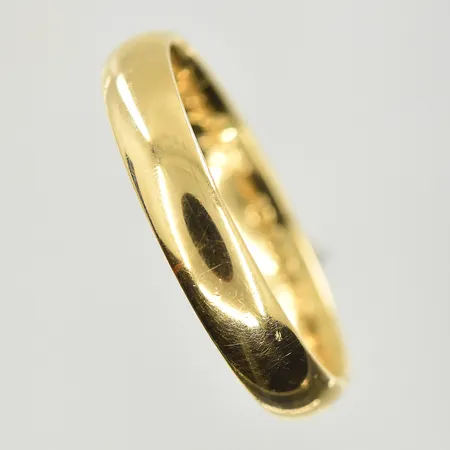 Ring, stl 19½, bredd 4 mm, gravyr, 18K. Vikt: 5,2 g