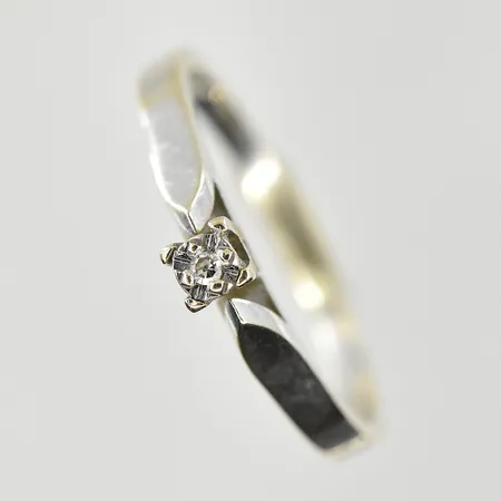 Ring med vit sten, stl 16½, bredd 2-3 mm, vitguld, 18K. Vikt: 1,8 g